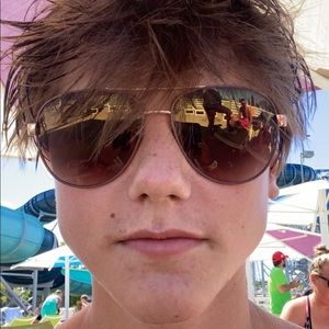 Meet your Posher, Elliot